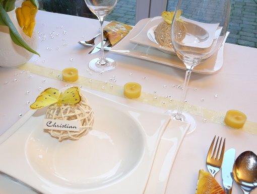 Tischdeko-online mit einem Gelben Mustertisch 2. Gelbe Kerzen, Tischbänder und Rattanherzen. Tischdekoration zur Hochzeit und Tipps.